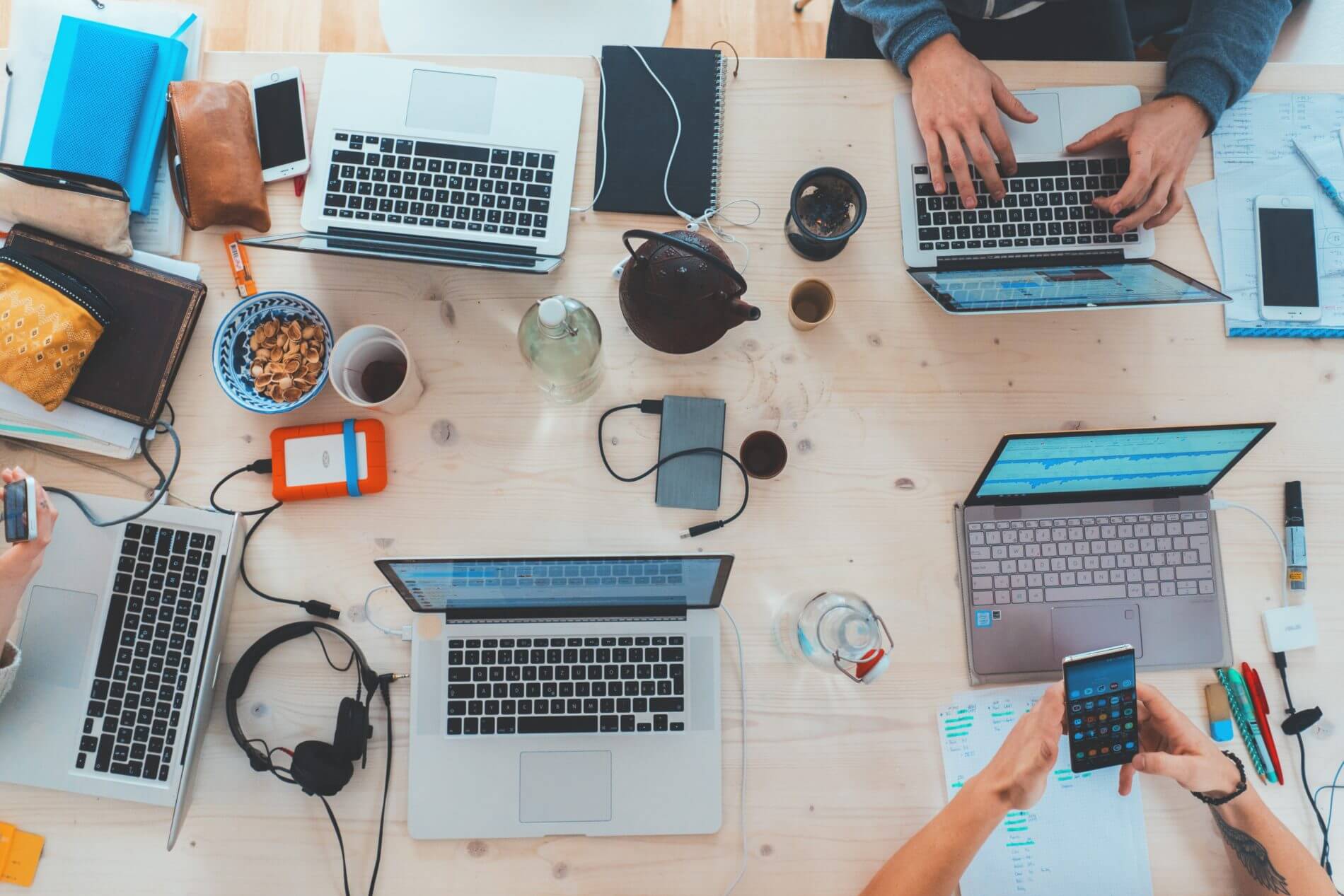 Mesa de trabajo con equipos portátiles para desarrollo de software
